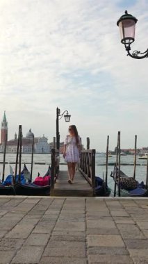San Giorgio Maggiore Venedik 'te gondolla gezen bir turist.
