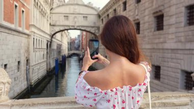 İç Çekmeler Köprüsü 'nün fotoğrafını çeken bir turist Venedik yaz sahnesi