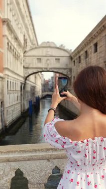 İç Çekiş Köprüsü 'nün fotoğrafını çeken turist. Venedik yaşam tarzı yolculuğu.