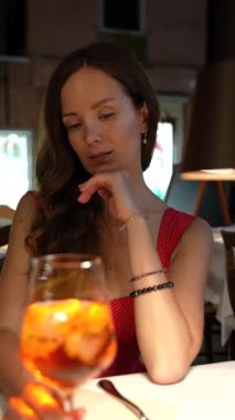 Aperol spritz Venedik akşam sahnesiyle masada oturan bir turist