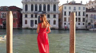 Venedik İtalya 29 Haziran 2025 Grand Canal 'dan kırmızı elbiseli kadın