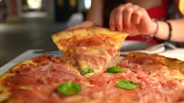 Pizza dilimini Aperol Spritz kokteyli ile kapat Venedik 