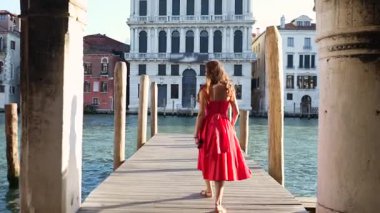Venedik 'te çıplak ayaklı kırmızı elbiseli bir kadın. 