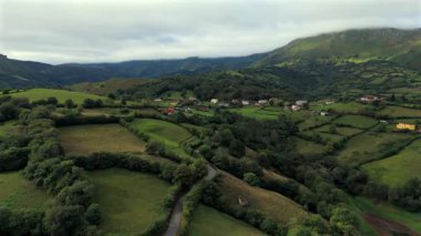 Asturias 'ta yansıtıcı gölü ve dağ tepeleri olan kırsal alan