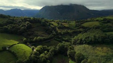 Tepelerin havadan görünüşü ve bulutlu dağ zirvesi