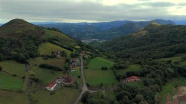 İspanya 'nın Asturias köyü ve dağlarıyla kırsal alan manzarası