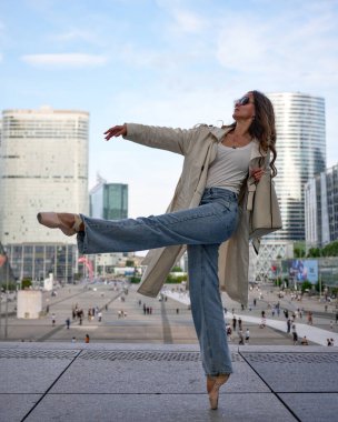 Modern balerin dışarıda zarif bir dans gösterisi sergiliyor.