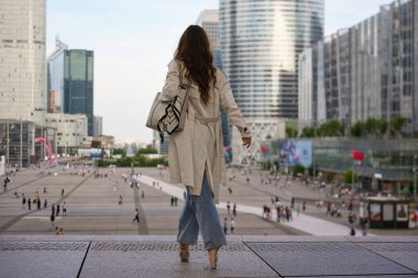 Şehir ortamında poz veren şık bir kadın modeli