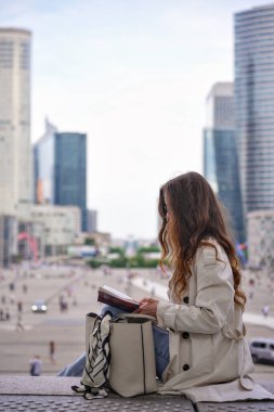 Modern Paris bölgesinde açık hava eğitimi alan genç bir kadın.