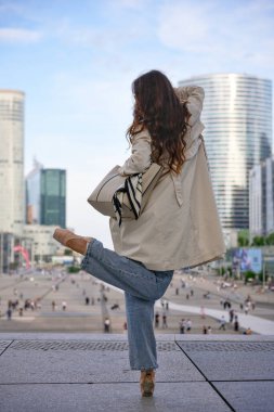 Zarif balerin şehir ortamında zarifçe dengede duruyor.