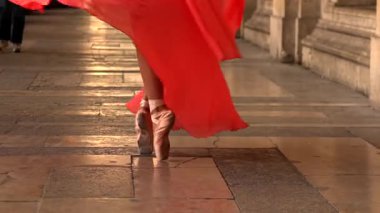 Palais Royal sütununda mercan elbiseli zarif balerin. 