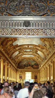 Paris Fransa 04 Ekim 2025 Apollo Galerisi 'nde yürüyen altın kaplama tavan ve tablolara hayran olan insanlar. 