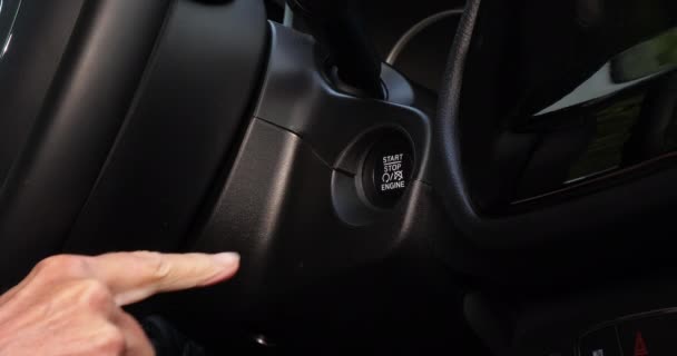 Μερική Ώθηση Του Ατόμου Επάνω Κουμπί Στο Τιμόνι Στο Αυτοκίνητο — Αρχείο Βίντεο