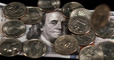 Bir yığın bozuk para ve dolar banknotunu kapat