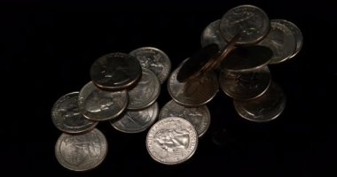 Siyah arkaplandaki bozuk para yığınını kapat 