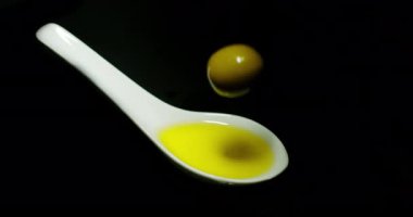 Yeşil Zeytin, Olea Avrupai, Siyah Arkaplan 'a Karşı Kaşıkla Düşmek, Yavaş Hareket 4K