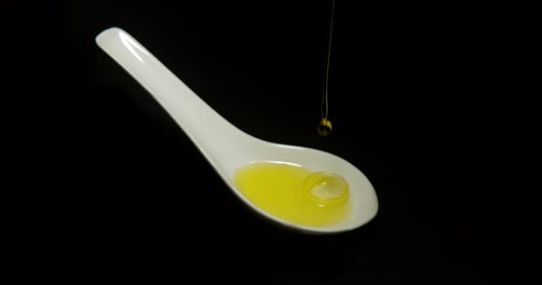 Olivový Olej Pádu Lžičky Černém Pozadí Pomalý Pohyb — Stock video