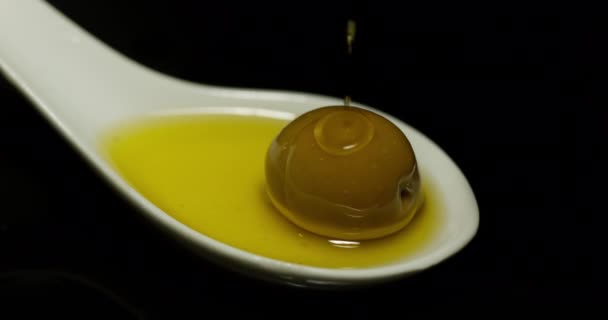 Green Olive Olea Europaea Lepel Tegen Zwarte Achtergrond Slow Motion — Stockvideo