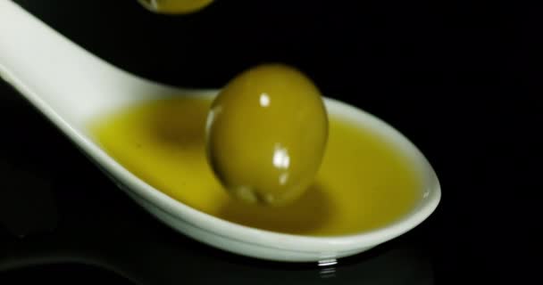 Green Olive Olea Europaea Caer Una Cuchara Contra Fondo Negro — Vídeos de Stock
