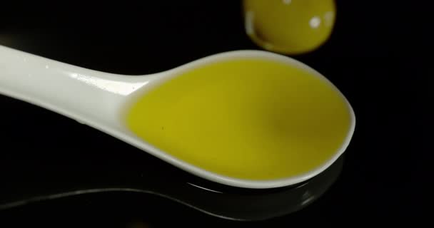 Green Olive Olea Europaea Caer Una Cuchara Contra Fondo Negro — Vídeo de stock