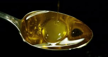 Yeşil Zeytin, Olea Avrupai, Siyah Arkaplan 'a Karşı Kaşıkla Düşmek, Yavaş Hareket 4K