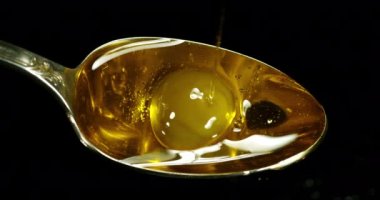 Yeşil Zeytin, Olea Avrupai, Siyah Arkaplan 'a Karşı Kaşıkla Düşmek, Yavaş Hareket 4K