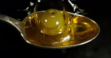 Yeşil Zeytin, Olea Avrupai, Siyah Arkaplan 'a Karşı Kaşıkla Düşmek, Yavaş Hareket 4K