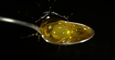 Yeşil Zeytin, Olea Avrupai, Siyah Arkaplan 'a Karşı Kaşıkla Düşmek, Yavaş Hareket 4K