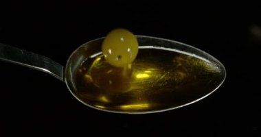 Yeşil Zeytin, Olea Avrupai, Siyah Arkaplan 'a Karşı Kaşıkla Düşmek, Yavaş Hareket 4K