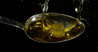 Yeşil Zeytin, Olea Avrupai, Siyah Arkaplan 'a Karşı Kaşıkla Düşmek, Yavaş Hareket 4K