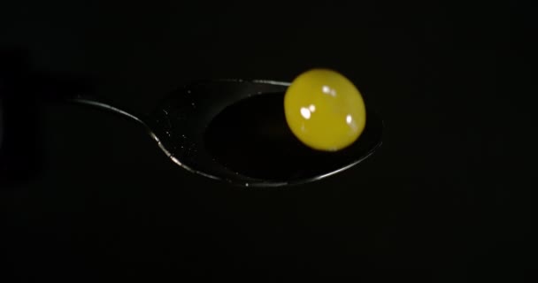 Grüne Olive Olea Europaea Fallen Auf Olivenöl Vor Schwarzem Hintergrund — Stockvideo