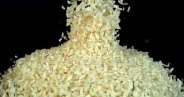 Siyah arka planda, yavaş hareket 4 k düşen pirinç