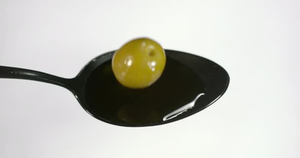Grüne Olive Olea Europaea Löffel Vor Weißem Hintergrund Zeitlupe — Stockvideo