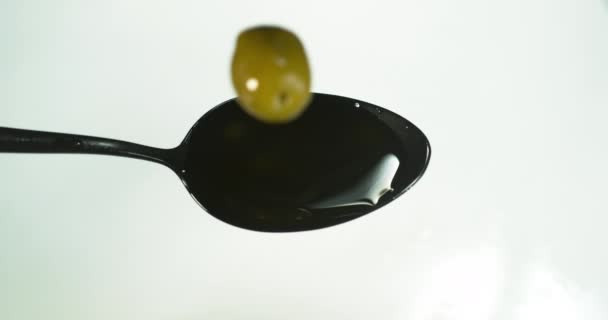 Green Olive Olea Europaea Lepel Tegen Witte Achtergrond Slow Motion — Stockvideo