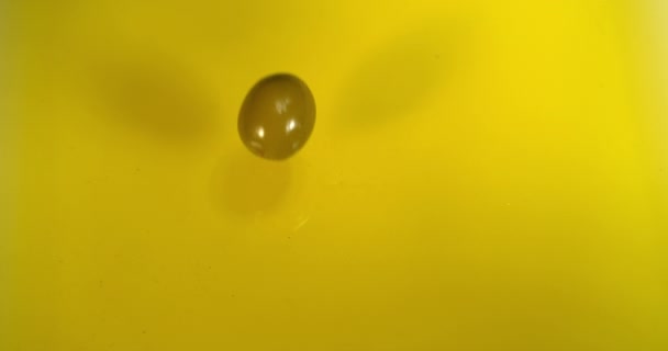 Grön Oliv Olea Europaea Fallande Olivolja Slow Motion — Stockvideo