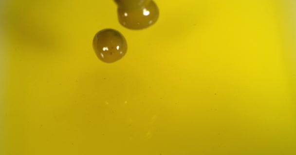 Aceituna Verde Olea Europaea Caída Sobre Aceite Oliva Slow Motion — Vídeos de Stock
