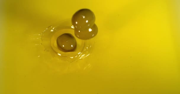 Grüne Olive Olea Europaea Fallen Auf Olivenöl Slow Motion — Stockvideo