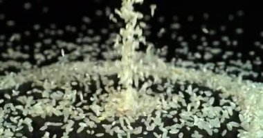Siyah arka planda, yavaş hareket 4 k düşen pirinç
