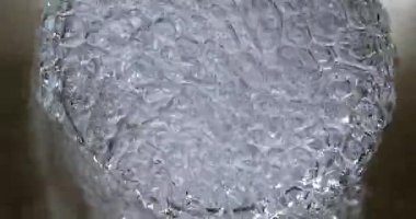 Musluktan akan su ve bir bardak suyu taşıran, gerçek zamanlı 4K