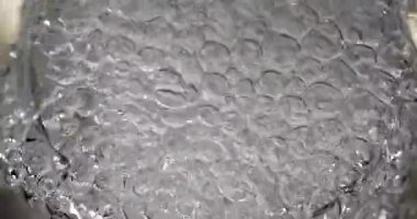 Musluktan akan su ve bir bardak suyu taşıran, gerçek zamanlı 4K