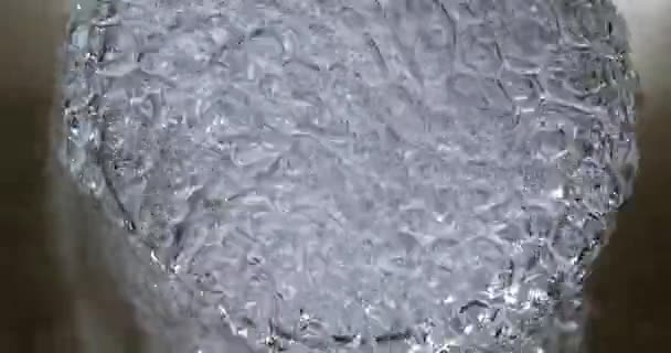 Air Mengalir Dari Tap Dan Membuat Kaca Air Mengalir Real — Stok Video