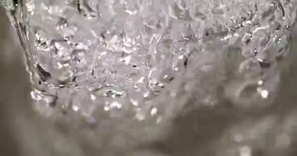 Вода Тече Крана Робить Склянку Води Переповненою Реальному Часі — стокове відео