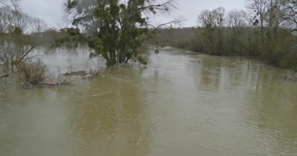 Затопленный Пейзаж Показывающий Поднимающиеся Воды Недалеко Деревни Понтаверт Эне Северо — стоковое видео