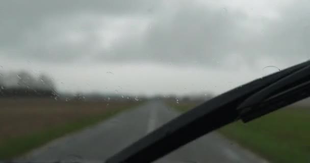 フランス北東部ポンタール村付近のアイシン島の自動車 ワイパー トラフィックのフロントガラスへの雨滴リアルタイム4K — ストック動画