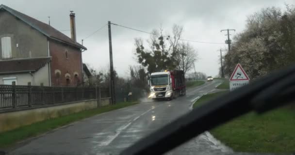 Gocce Pioggia Sul Parabrezza Auto Tergicristallo Traffico Aisne Vicino Villaggio — Video Stock