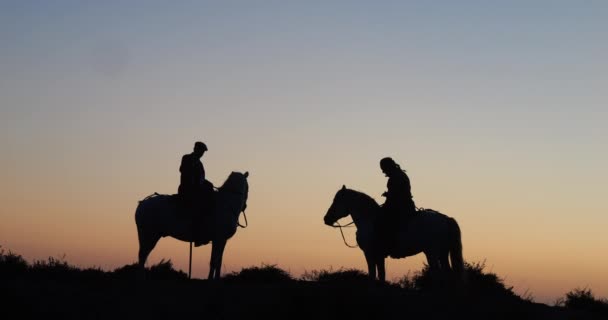 Mężczyzna Kobieta Koniu Camargue Lub Camarguais Wydmach Wschodzie Słońca Manadier — Wideo stockowe