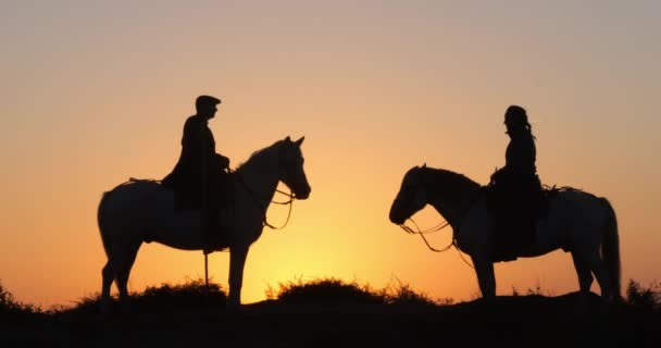 Mężczyzna Kobieta Koniu Camargue Lub Camarguais Wydmach Wschodzie Słońca Manadier — Wideo stockowe