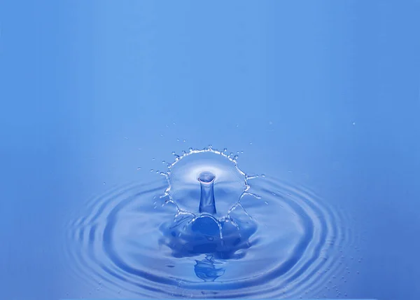 Gota Agua Cayendo Sobre Fondo Bleu —  Fotos de Stock