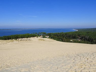 Arcachon Havzası 'nın girişindeki Gümüş Sahil' deki Landes de Gascogne ormanının kıyısındaki Pilat Dune, Fransa 'nın Aquitaine kentindeki Avrupa' nın en yüksek kum tepesidir.