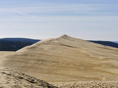 Arcachon Havzası 'nın girişindeki Gümüş Sahil' deki Landes de Gascogne ormanının kıyısındaki Pilat Dune, Fransa 'nın Aquitaine kentindeki Avrupa' nın en yüksek kum tepesidir.